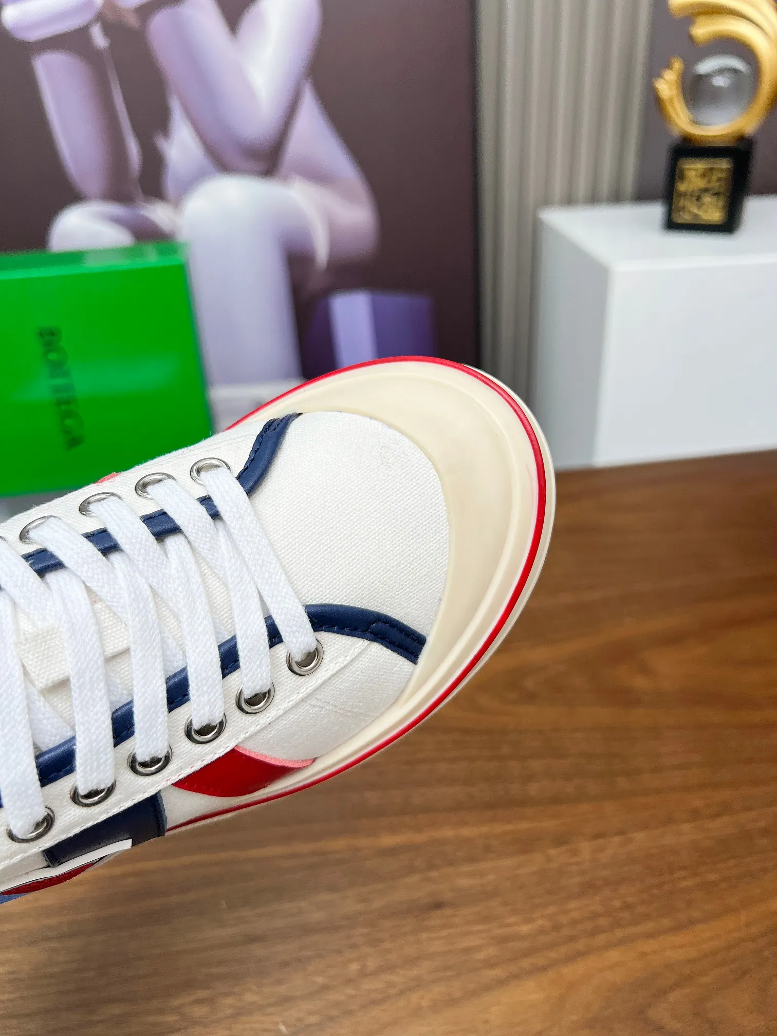 Men's men's shoes 💰500💰 Bottega Veneta BV's latest Eliot series retro basketball shoes casual sports canvas shoes will become gods once it is launched‼ ️ Inspired by retro basketball sneakers, the color combination highlights youthful vitality and perfectly interprets the theme of youth and childlike innocence. The details are also very particular. The summer canvas brings excellent durability and comfort. Designs such as calfskin trim, rubber toe caps and hand-painted retro red lines are full of retro feel. The round toe and convex sole add a modern feel and are suitable for various styles. Easily create a fashionable atmosphere. The upper foot is the focus...can be worn as a couple's shoes...The red lines on each shoe edge are hand-painted, which adds more taste and attitude! ✦Fabric: Original customized high-density canvas + cowhide ✦Inner: original customized breathable canvas ✦Insole: movable latex cowhide insole ✦Sole: original molded non-slip and wear-resistant TPU material ✦Sole thickness: 3cm, low-profile, single shoe ✦Number of sizes: female size 35--40, female 40 is customized and non-returnable❕ ✦Number: male size 39--45, male 45 is customized and non-returnable❗️